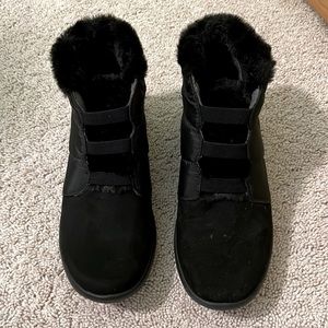 Bzees EUC black Golden puff booties size 8.5